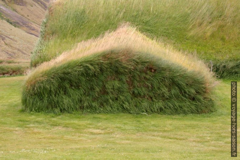 Mur de turbe couver d'herbe d'une chambre latérale de Þjódvelðisbærinn. Photo © André M. Winter