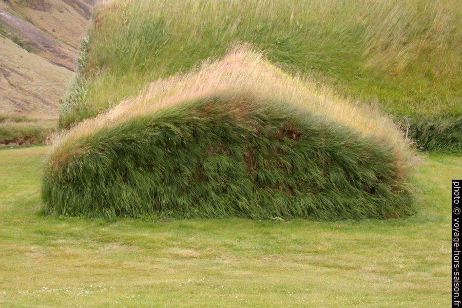 Mur de turbe couver d'herbe d'une chambre latérale de Þjódvelðisbærinn. Photo © André M. Winter