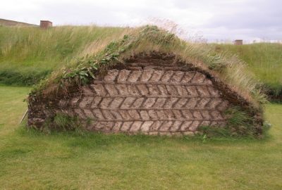 Mur de turbe apparent d'une chambre latérale de Þjódvelðisbærinn. Photo © André M. Winter