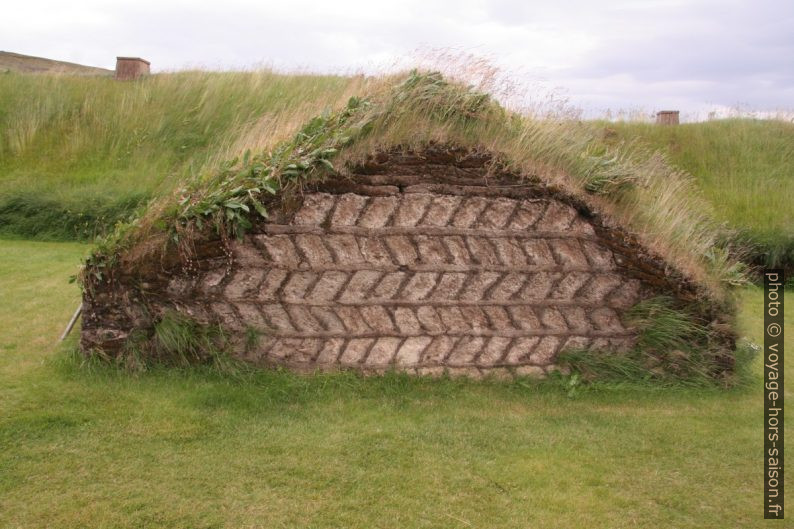 Mur de turbe apparent d'une chambre latérale de Þjódvelðisbærinn. Photo © André M. Winter