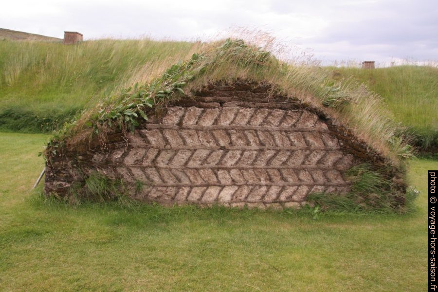 Mur de turbe apparent d'une chambre latérale de Þjódvelðisbærinn. Photo © André M. Winter