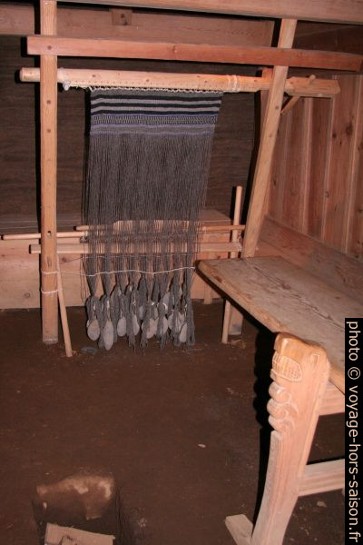 Un métier à tisser dans la maison longue de Þjódvelðisbærinn . Photo © André M. Winter