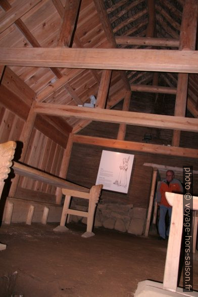 Salle à bancs de la ferme-musée de Þjódvelðisbærinn. Photo © André M. Winter