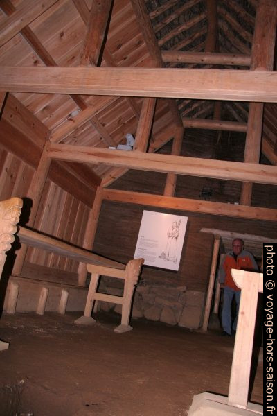 Salle à bancs de la ferme-musée de Þjódvelðisbærinn. Photo © André M. Winter