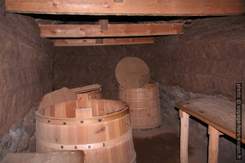 Le garde-manger et le traitement du lait de la ferme-musée de Þjódvelðisbærinn. Photo © André M. Winter