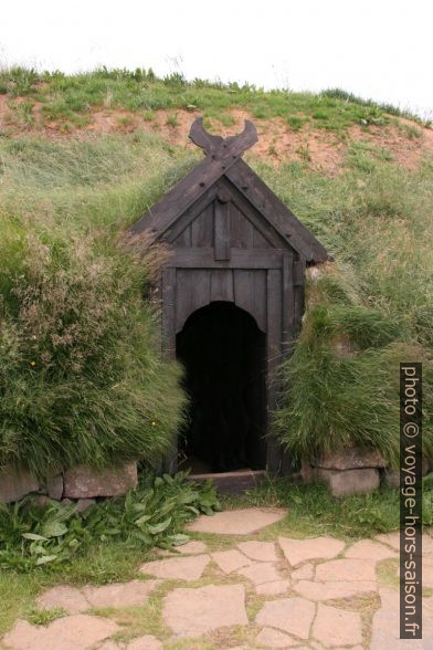 Une porte de la Maison longue de la ferme-musée Þjódvelðisbærinn. Photo © André M. Winter