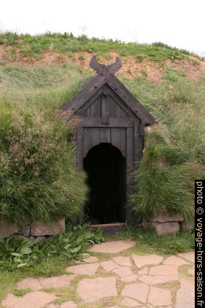Une porte de la Maison longue de la ferme-musée Þjódvelðisbærinn. Photo © André M. Winter