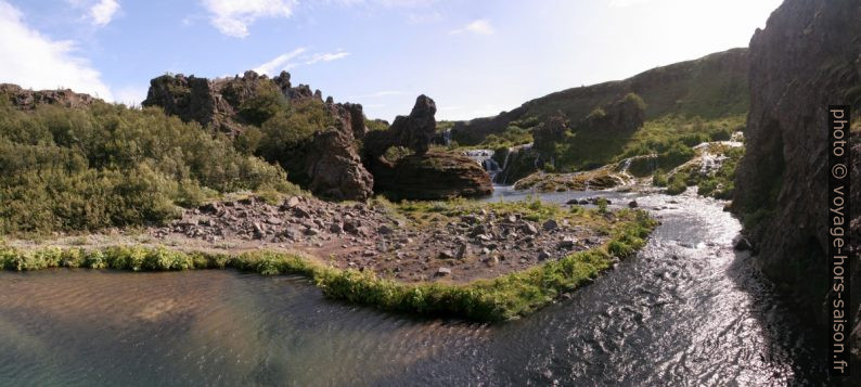 Arche naturelle de Gjáin et la rivière Rauðá. Photo © André M. Winter