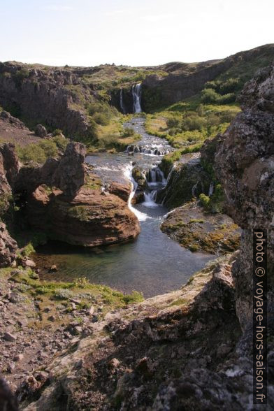 Arche et cascades des gorges de Gjáin. Photo © André M. Winter