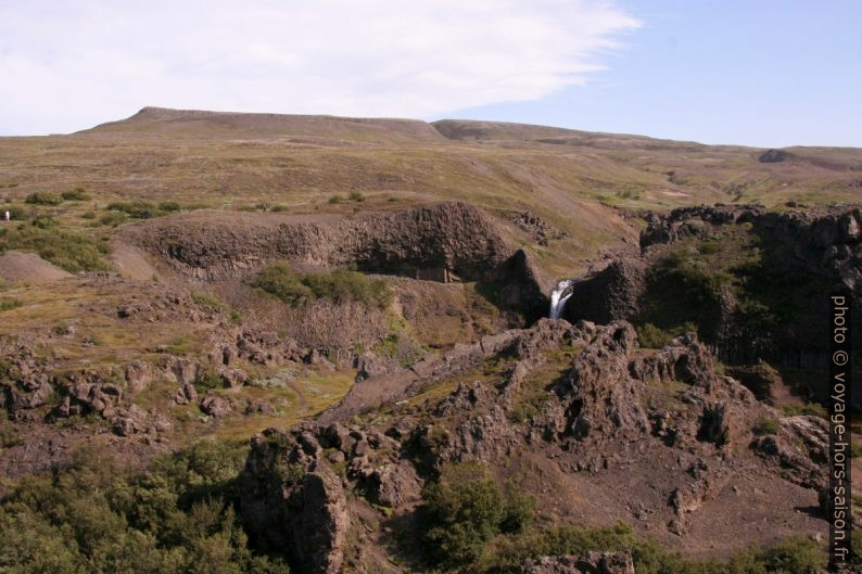 Montagne Stangarfjall et cascade Gjárfoss. Photo © André M. Winter