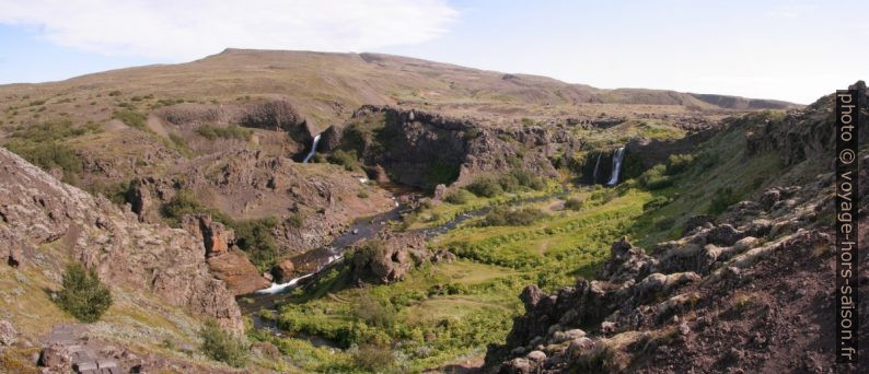 Cirque des gorges de Gjáin avec les deux cascades Gjárfoss. Photo © André M. Winter