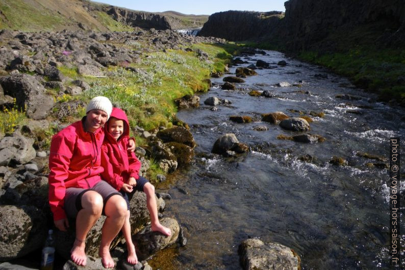 Alex et Nicolas après la traversée de la rivière Rauðá pieds-nus. Photo © André M. Winter