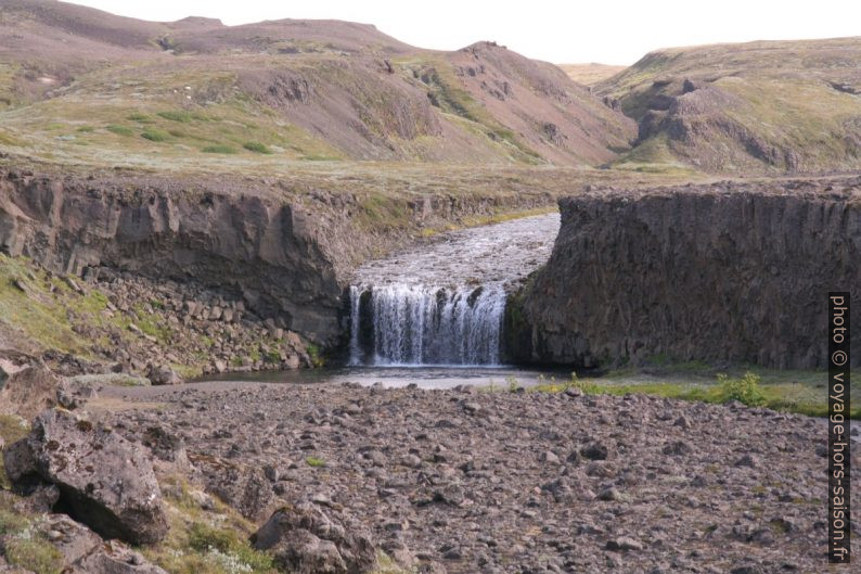 Cascade de la rivière Rauða en amont des gorges de Gjáin. Photo © André M. Winter