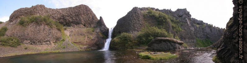 Panorama du cirque formé par la cascade nord du Gjárfoss. Photo © André M. Winter