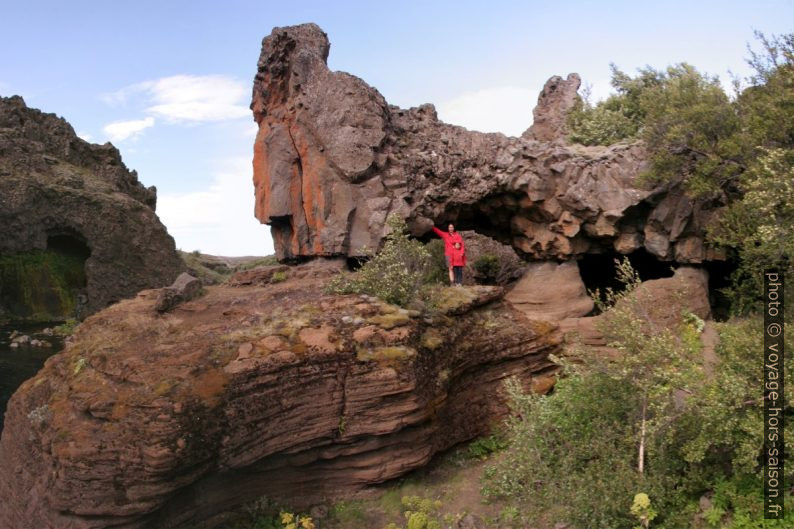 Alex et Nicolas près de l'arche naturelle dans les gorges de Gjáin. Photo © André M. Winter