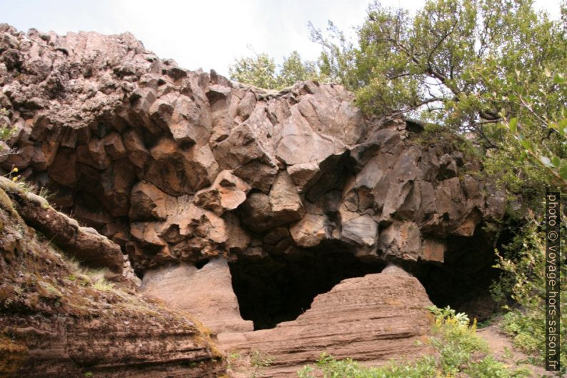 Arche naturelle dans les gorges de Gjáin. Photo © André M. Winter