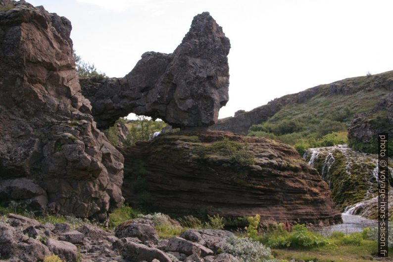 Arche naturelle dans les gorges de Gjáin. Photo © André M. Winter