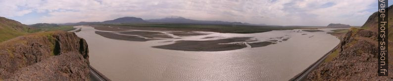 Le fleuve Þjórsá et le volcan Hekla au fond. Photo © André M. Winter