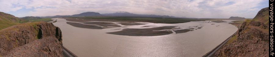 Le fleuve Þjórsá et le volcan Hekla au fond. Photo © André M. Winter