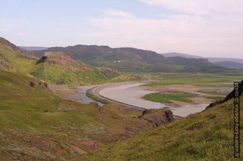 La nouvelle route 32 passe sur une jetée dans le fleuve Þjórsá. Photo © André M. Winter