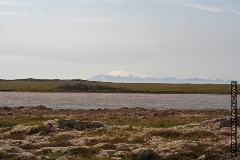 Le lac Hólmakotsvatn et le volcan Snæfellsjökull au loin. Photo © André M. Winter