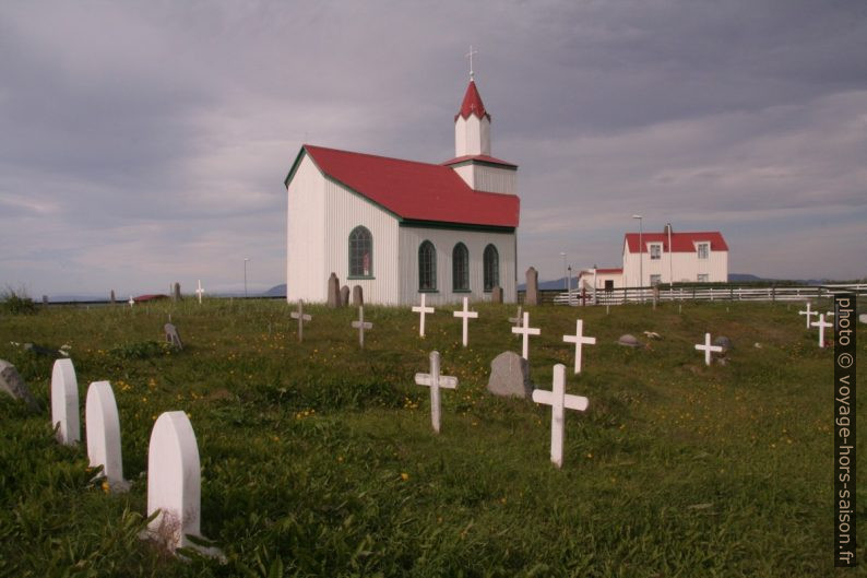 Le cimetière et l'église d'Akrar. Photo © André M. Winter