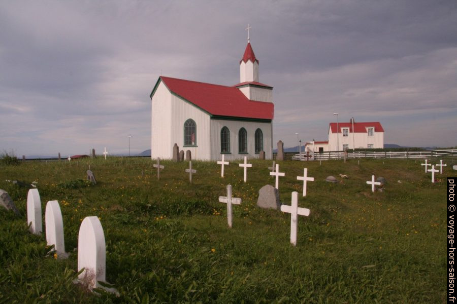 Le cimetière et l'église d'Akrar. Photo © André M. Winter