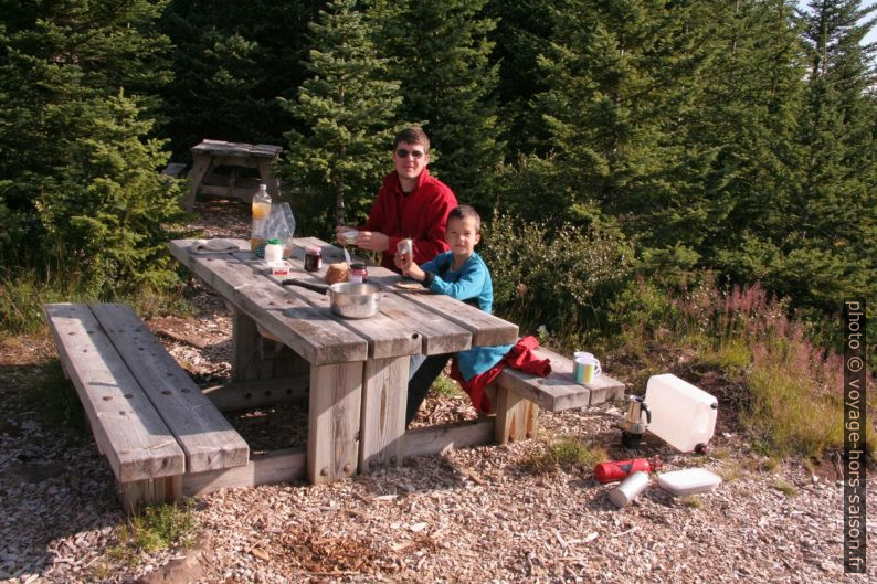 André et Nicolas lors du petit déjeuner dans la forêt Hofsstaðaskógur. Photo © Alex Medwedeff