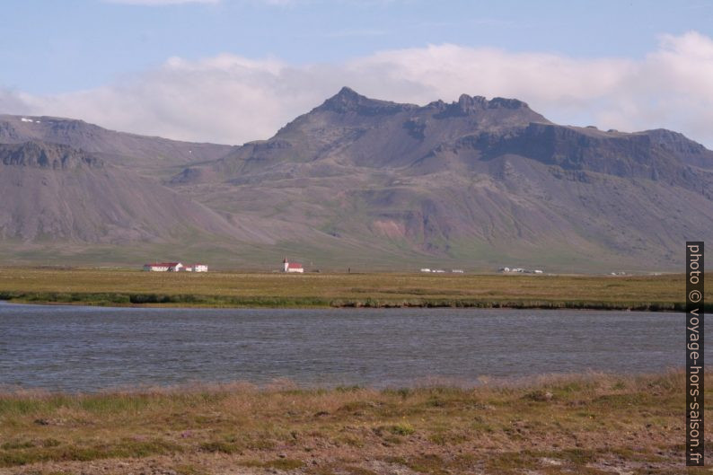 Le lac Langavatn et l'église de Staðarstaður devant le Hólsfjall. Photo © André M. Winter