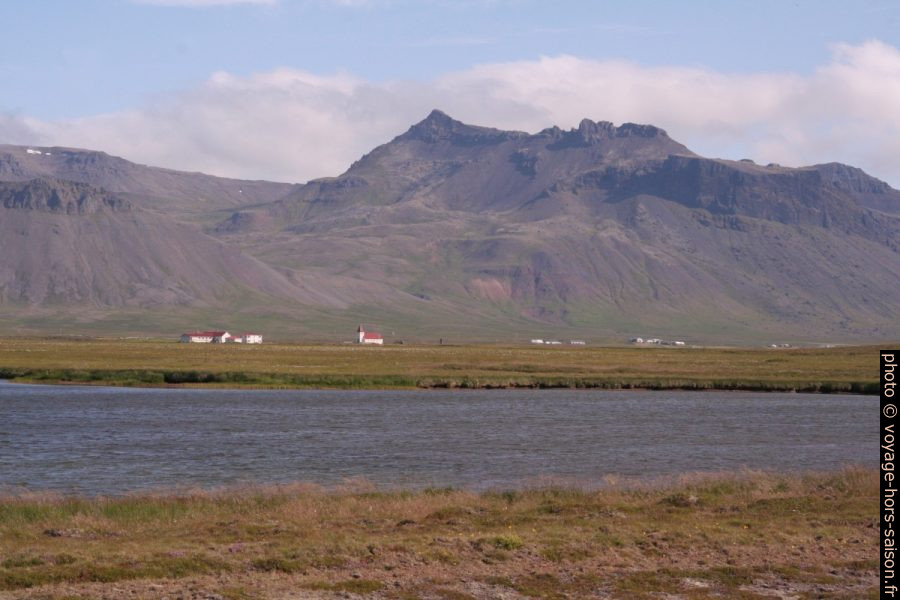 Le lac Langavatn et l'église de Staðarstaður devant le Hólsfjall. Photo © André M. Winter