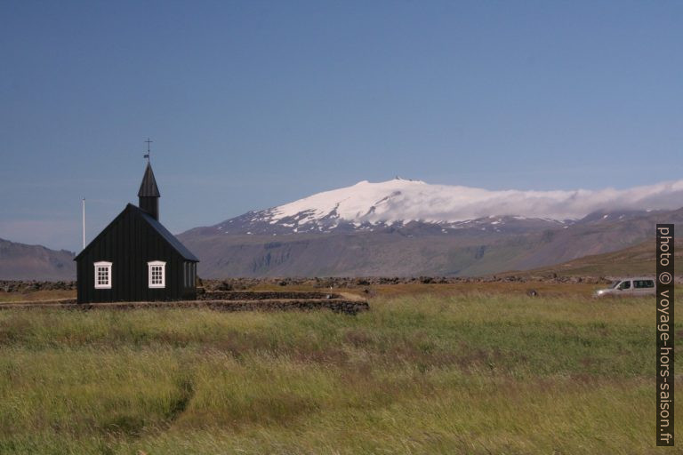 L'église noire de Búðir devant le glacier blanc du Snæfellsjökull. Photo © André M. Winter