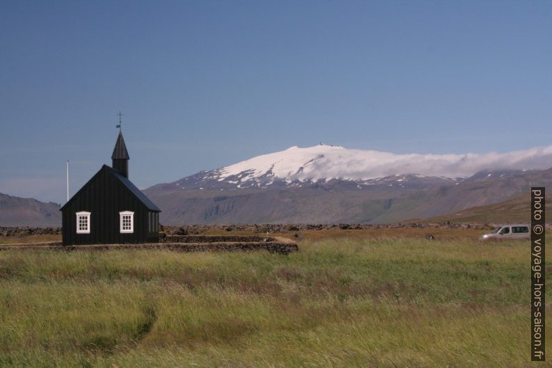 L'église noire de Búðir devant le glacier blanc du Snæfellsjökull. Photo © André M. Winter