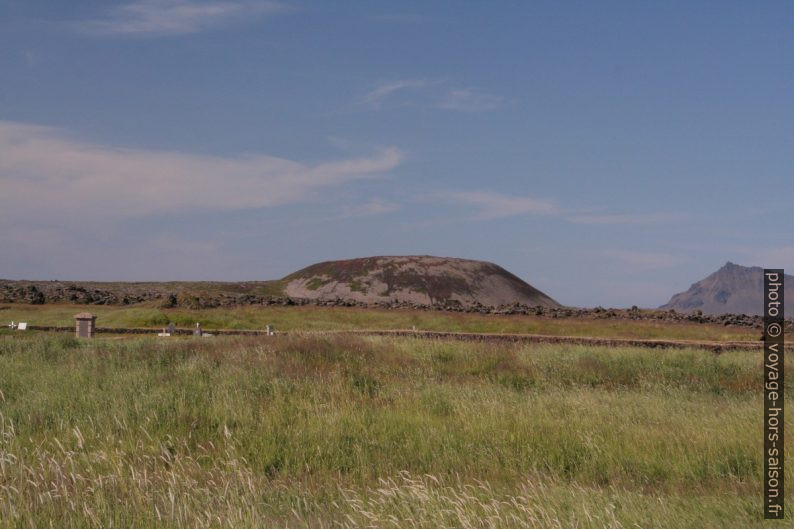 Le cratère Búðaklettur dans le champ de lave Búðahraun. Photo © André M. Winter