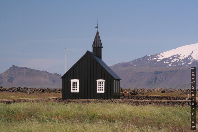 L'église de Búðir entre Stapafell et Snæfellsjökull. Photo © André M. Winter