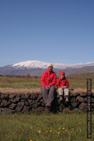 Alex und Nicolas vorm Snæfellsjökull. Photo © André M. Winter