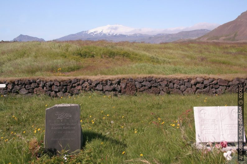 Tombes de Búðir et le Snæfellsjökull. Photo © Alex Medwedeff