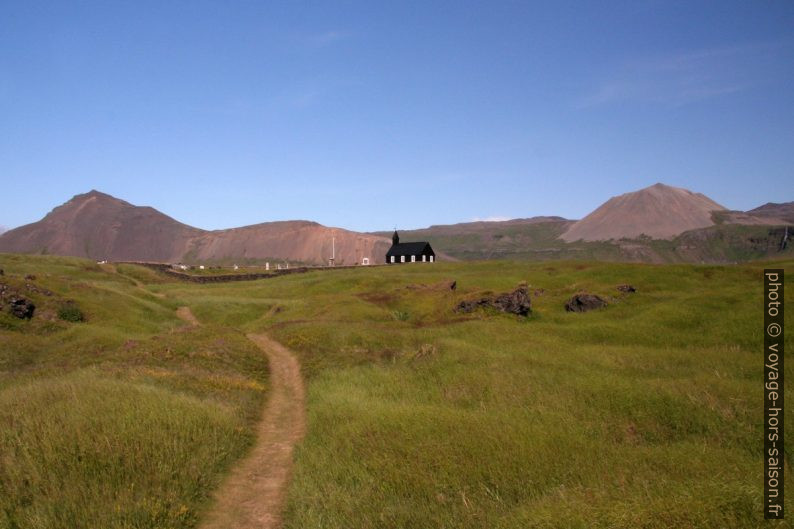 Un chemin dans l'herbe verte autour de Búðir. Photo © André M. Winter