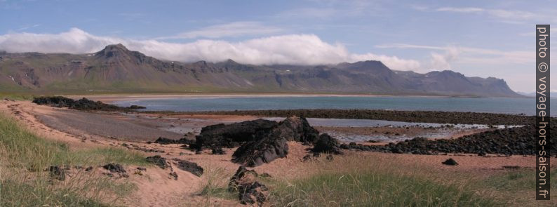 La baie Búðavík avec du sable clair et des blocs de lave noire. Photo © André M. Winter