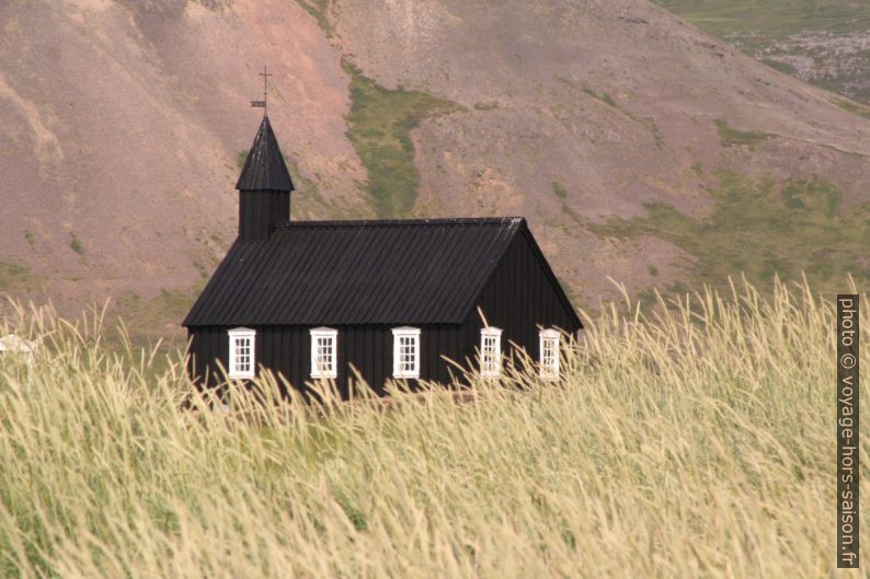 L'église noire Búðir et de l'herbe jaunie. Photo © André M. Winter