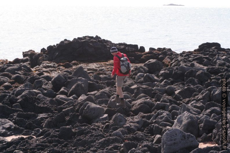 André passe sur des blocs de lave arrondis de la baie Búðavík. Photo © Alex Medwedeff