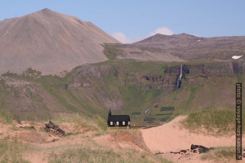 L'église de Búðir, la montagne Mælifell et la cascade Bjarnarfoss. Photo © André M. Winter