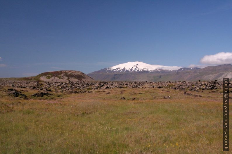 Búðaklettur, Búðahraun et Snæfellsjökull. Photo © André M. Winter