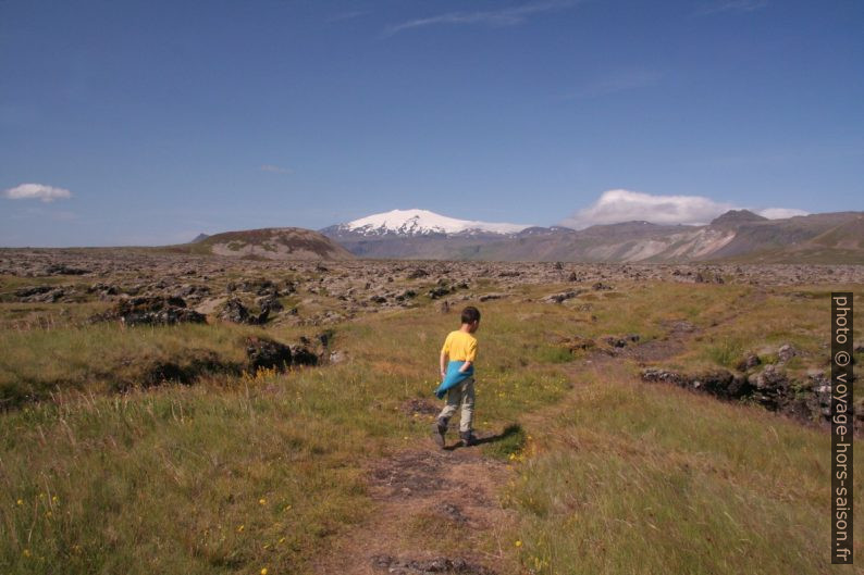 Nicolas dans Búðahraun devant le Búðaklettur et le Snæfellsjökull. Photo © André M. Winter