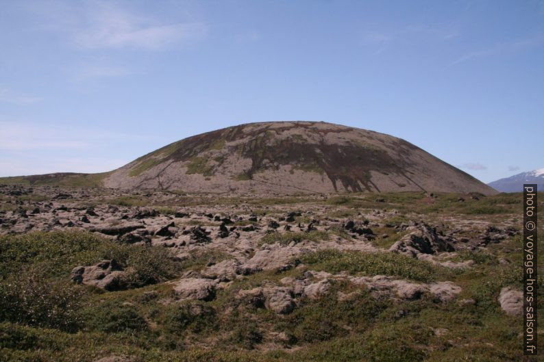 La colline volcanique Búðaklettur. Photo © André M. Winter