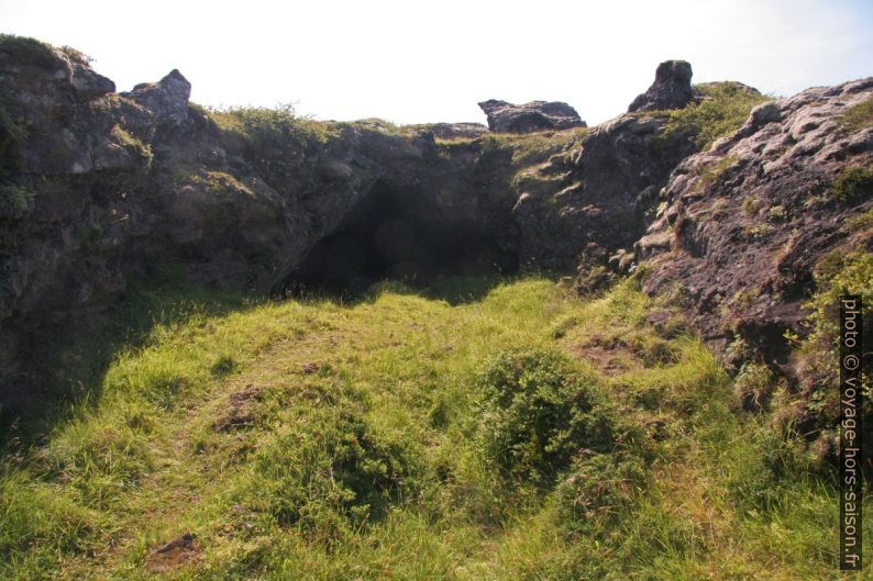 Accès au tunnel de lave Búðarhellir. Photo © André M. Winter