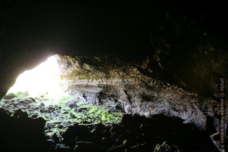 Dans le tunnel de lave Búðarhellir. Photo © André M. Winter