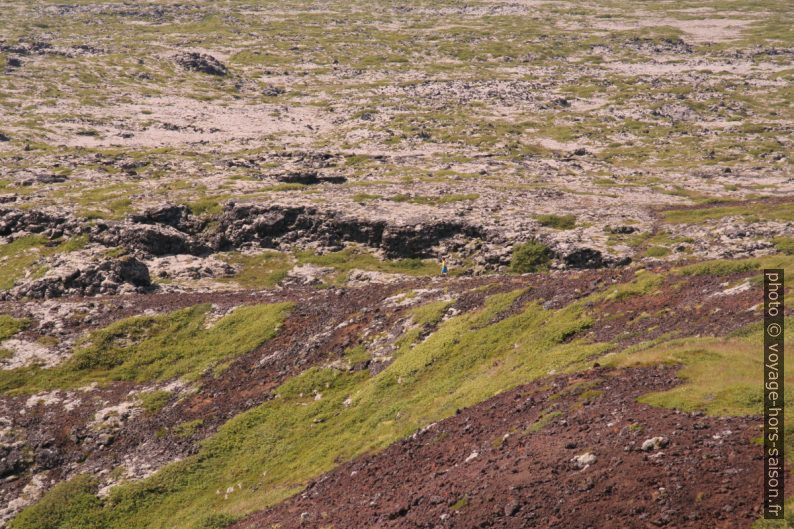 Nicolas fait seul le tour du cratère intérieur du Búðaklettur. Photo © André M. Winter