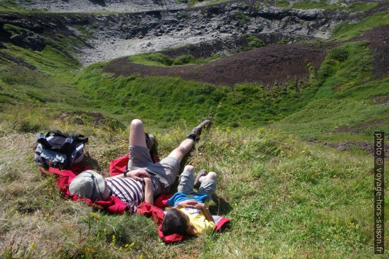 André et Nicolas se reposent dans le cratère Búðaklettur. Photo © Alex Medwedeff