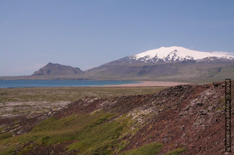 Stapafell, Snæfellsjökull et la plage de Breiðavík. Photo © André M. Winter