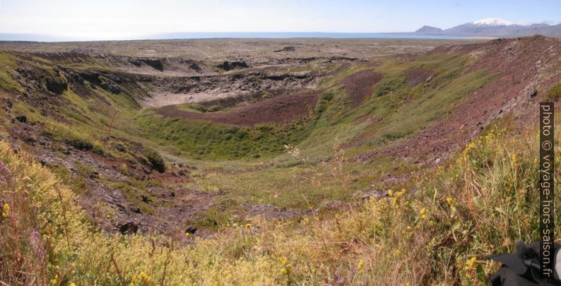 Le Búðaklettur avec les cratères concentriques. Photo © Alex Medwedeff